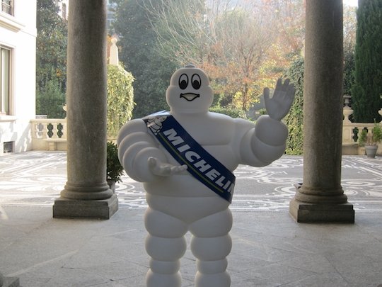 Il Bibendum Michelin "saluta" gli invitati mercoledì scorso alla presentazione dell'edizione 57 della Guida 2012 Italia.
