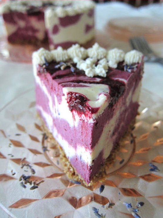 Another surprising creation by Daniela Cicioni, who over the years specialised in raw diet cuisine, though without abandoning more traditional techniques: this is her Cheesecake with blueberries