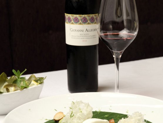 The Cerea brothers prepared a dish called Midori, that is to say a Cream of avocado, caramelised macadamia nuts and yogurt sorbet. Recioto della Valpolicella by Giovanni Allegrini was the wine chosen to be paired with this recipe
