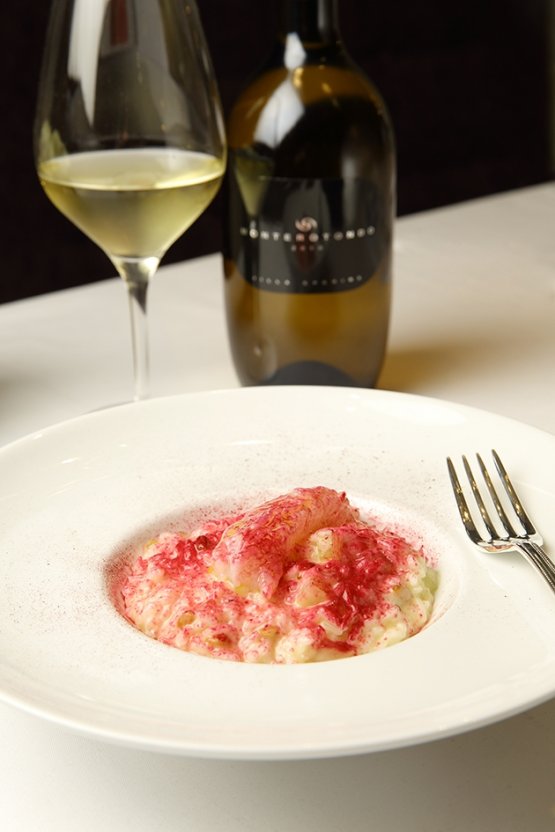 Il Gavi Docg Monterotondo 2012 di Villa Sparina si è abbinato in modo perfetto al Risotto con Pomodoro verde, gamberi e pinoli tostati preparato da Carlo Cracco, primo protagonista di Stelle di stelle 
