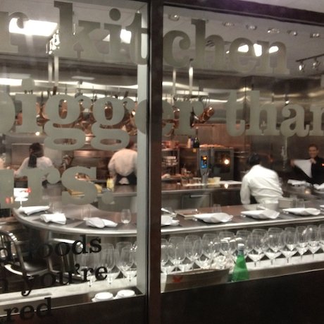 Quando un tre stelle Michelin non rientra nei canoni classici ai quali la guida francese aveva abituito tutti nel mondo: ecco lo Chef’s Table at Brooklyn Fare in una foto del bl
