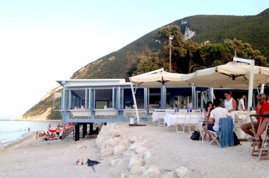 Un'immagine del nuovo Clandestino sulla spiaggia d