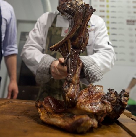 La carne alla brace preparata da Paolo Parisi e Lorenzo Cogo durante la loro lezione a Identità Milano 2012