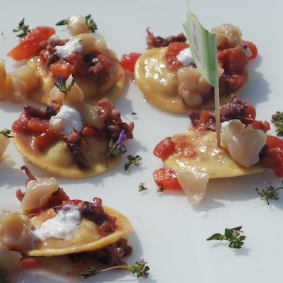 Da casa mia al mare: raviolo ripieno di canocchie di mare su salsa all’aglio, con battuto al coltello di pomodoro fresco, coniglio affumicato e timo serpillo, ecco il piatto proposto da Giuseppe Iannotti alla Cooking cup 2013