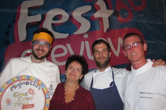 Foto ricordo con il piatto della Cous Cous Fest pr