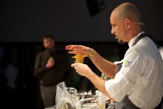 Lo chef Enrico Crippa durante la sua lezione a Identità Milano 2014. Marchi ne elogia la modernità («Lui è uno che ti fa mangiare tanta verdura senza farti sentire una mucca»). Sarà anche tra i protagonisti di Stelle di Stelle a Londra (foto Brambilla-Serrani)