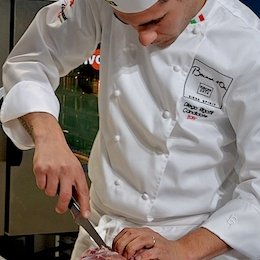 Diego Rigotti mentre disossa una coscia di maiale svedese alle selezioni europee del Bocuse d'Or a Stoccolma