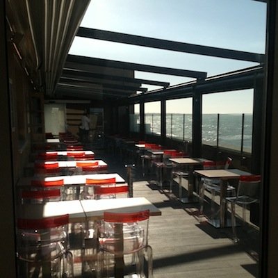 La terrazza vista mare del ristorante all'ultimo piano di Eataly Bari