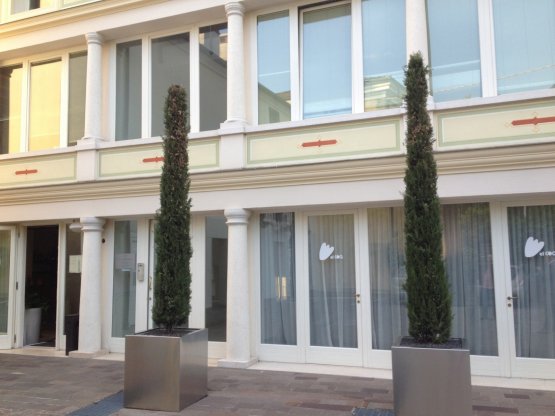 Un ingresso lineare e sobrio quello del ristorante