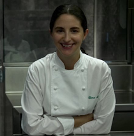Elena Arzak posa nella sua cucina a San Sebastian. La chef basca, lunedì 30 aprile a Londra, verrà premiata miglior cuoca al mondo. Lo scorso anno ai 50 Best suo padre Juan M