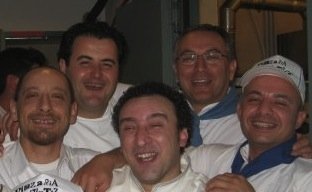 Foto di gruppo di cuochi campani: in alto si riconoscono Gennaro Esposito ed Enzo Coccia (foto Pignataro)