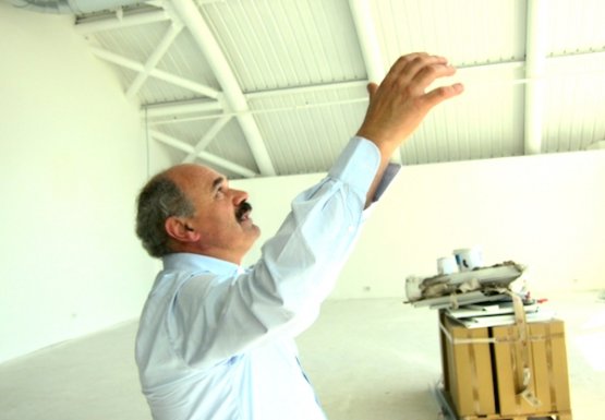Oscar Farinetti nella sala al quarto piano che osp