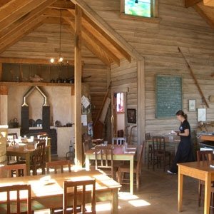 Wood, wood and more wood: the warmth of this little restaurant also derives from the materials with which it is built