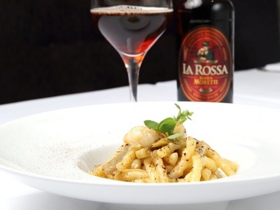 Non solo vino: ad accompagnare i Fusilli al ferretto con carciofi, scampi e polvere di liquirizia per questo mese di Stelle di Stelle ci sarà la Birra Moretti La Rossa