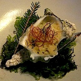 L'ostrica servita da Jacob Holmström, uno dei due chef del Gastrologik Restaurant di Stoccolma, durante una cene che hanno costellato il Festival Bernard Loiseau a Mauritius