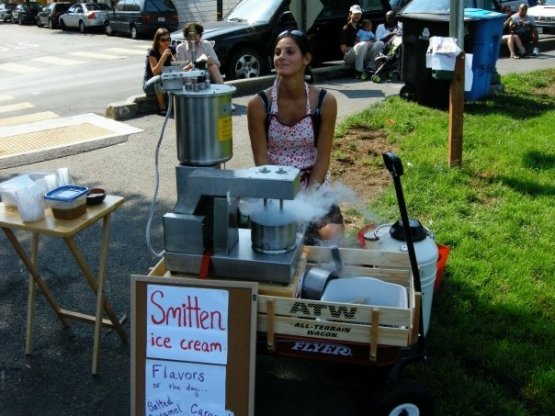 La bella e intraprendente Robyn Sue Fisher qualche anno fa, quando ancora vendeva i suoi "gelati all'azoto" per strada, con Brrr caricata su un carrettino