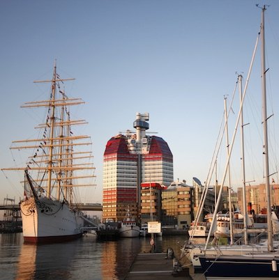 Uno scorcio del porto di Göteborg. La costruzione bianca e rossa al centro, è chiamata dalla cittadinanza il rossetto, ma il suo vero nome è Il piccolo boma. La Barken Viking è invece un veliero storico trasformato in hotel. Foto Malin Skoog/imagebank.sweden.se