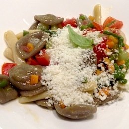 Orecchiette di grano arso e maccheroncini di grano saragolla con ortaggi croccanti, olio e cacioricotta, gustrosissimo primo piatto di Antonella Ricci e Vinod Sookar