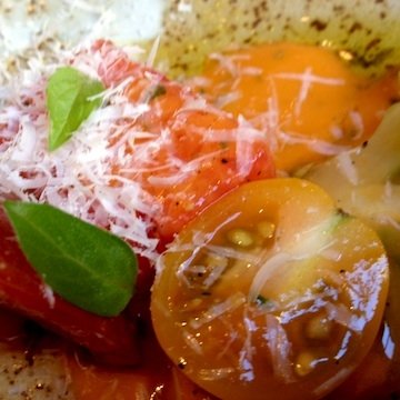 Insalata di pomodori con emulsione di conserva di pomodori e olio d'oliva al brunch dell'Husk Restaurant. Quest'ultimo non arriva dall'Italia e nemmeno dal Mediterraneo, bensì dal Texas