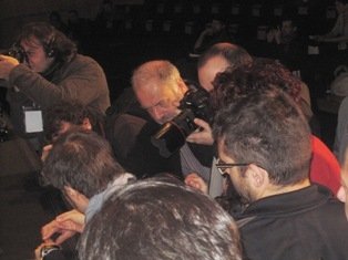 La calca di giornalisti e fotografi spagnoli attorno al piatto appena preparato da Paolo Lopriore sul palco di Madrid Fusión