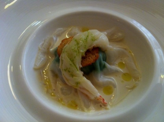 Raviolo di calamaro con tennerume di cocuzze (foto Foglia)