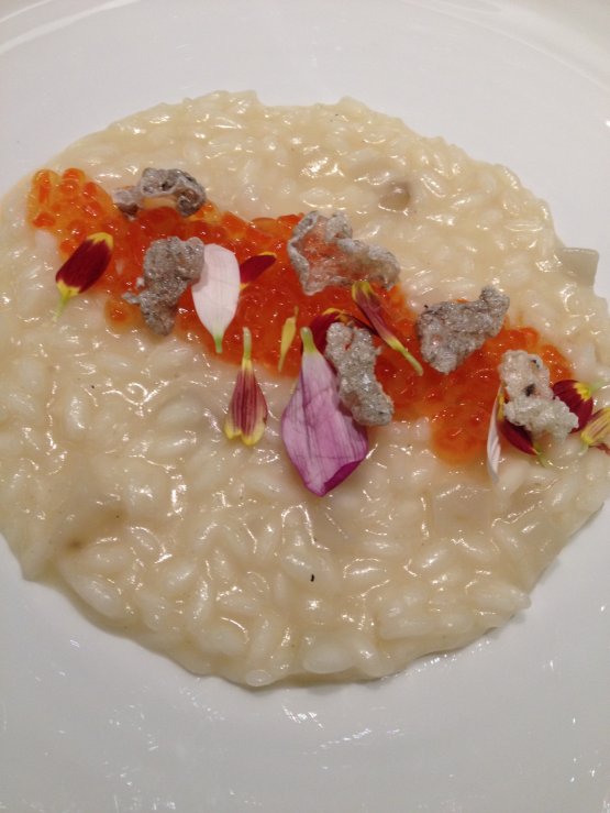 Risotto Carnaroli mantecato alla crema di topinambur con uova di salmone di Hokkaido