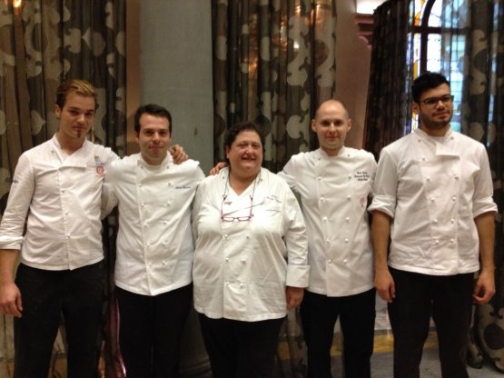 Piccini with her staff in Florence: to her right, there’s executive chef Michele Griglio (photo by Passera)