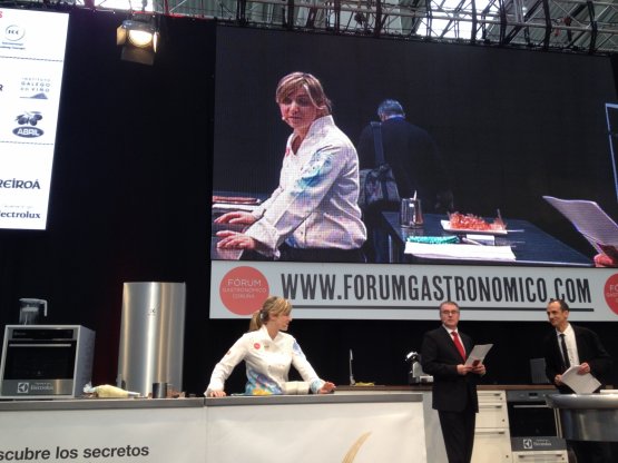 Lúcia Freitas during the Fórum Gastronómico La Coruña 2014. A disciple of Jordi Butrón of EspaiSucre, she works at Tafona do Peregrino. Her strongpoint? Desserts, of course (photo credits Passera)