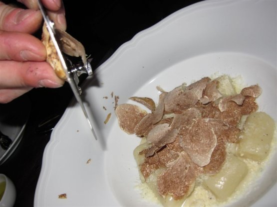 Gli gnocchi alla fonduta di Castelmagno e Tartufo Bianco d'Alba al ristorante Lincoln di New York, chef Jonathan Benno
