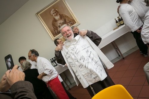 Padre Maurizio con la casacca firmata da tutti i 