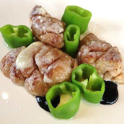 Animella di vitello, cioccolato bianco e soia al nero di seppia, peperone friggitello