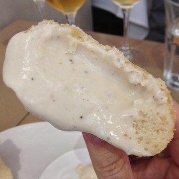 Il Krapfen Felicetti cacio e pepe di Davide Scabin, preparato a Identità New York da Beppe Rambaldi
