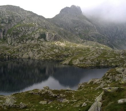 Il Lago Nero in Val Nambrone, uno degli specchi d'acqua tra le Dolomiti in cui vive il Salmerino alpino caro allo chef Alfio Ghezzi