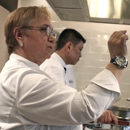 Un ptimo piano di Lidia Bastianich, La Scuola di Eataly New York è il suo regno; sullo sfondo si riconosce Alex Pilas, responsabile di tutte le cucine di Eataly a Manhattan