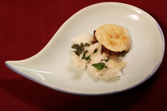 Uno dei piatti di Liu Peng Mars: Rou Jia Mo (panino di carne) al ragout d’asino, insalata di funghi, pepe di shichuan fresco e cialde di pasta e formaggio grana