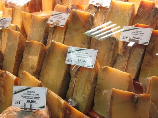 Gli straordinari formaggi di malga in vendita al SamdiMarket a Livigno, telefono 0342.996045