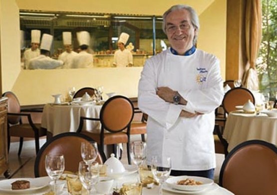 Gualtiero Marchesi nella sala del suo ristorante a