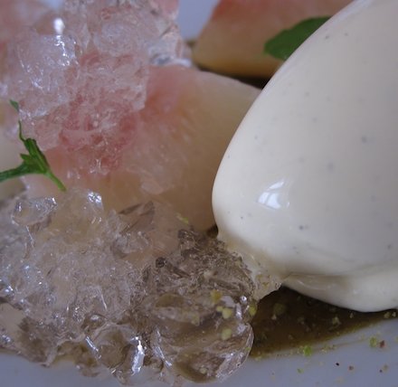 "Aspic" di pesca bianca con mandorla, pistacchio e vaniglia