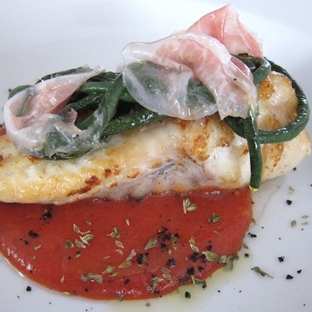 Coda di rana pescatrice con guanciale, fagiolini pinti e salsa di pomodori arrostiti