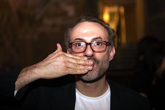 Una bella e insolita immagine di Massimo Bottura, fissata da Alice Jessica North, alla cerimonia dei World's 50 Best Restaurant dell'aprile 2012 a Londra. L'edizione 2015 è prevista per il 27 aprile, sempre nella capitale britannica