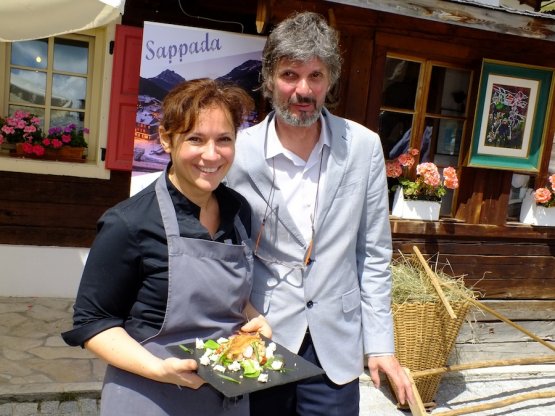 Fabrizia Meroi e suo marito Roberto Brovedani, titolari del Laite, il superbo ristorante di Sappada dove il saurnschotte non è mai mancato, a maggior ragione adesso