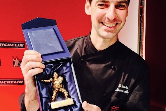 Massimiliano Alajmo con la scultura ricevuta perché più giovane cuoco di sempre a essere illuminato con le tre stelle Michelin. Accadde nel novembre del 2002 quando il padovano aveva compiuto 28 anni a maggio