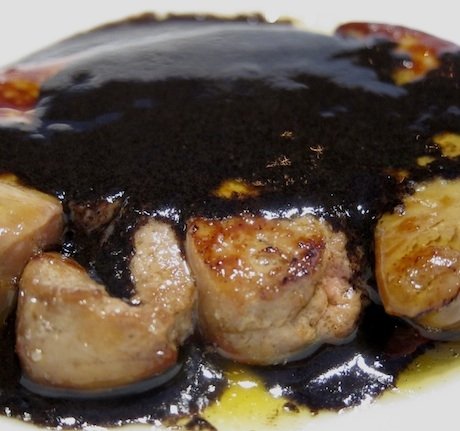 Il Mole nero e foie gras, una fetta di fegato grasso con una salsa creata con una quarantina di ingredienti comperati al mercato della città messicana di Oaxaca