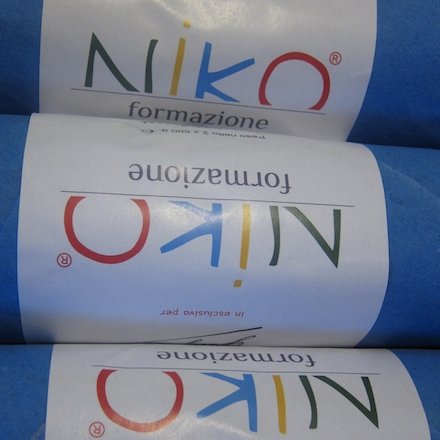 La colorata, simpatica confezione-ricordo di pasta dello sponsor di Niko Formazione: la campana Garofalo in pieno Abruzzo