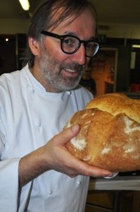 Norbert Niederkofler agguanta del pane appena sfornato