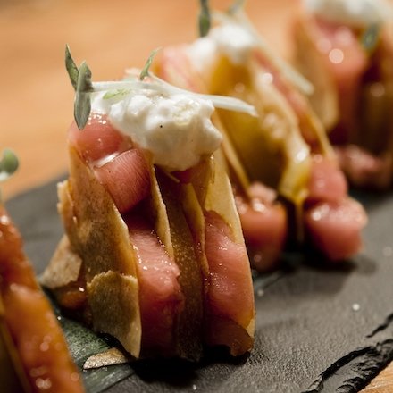 La Millefoglie di tonno con pomodoro e burrata, una creazione di Roberto Okabe e Gustavo Young nello foto di Francesco Mion