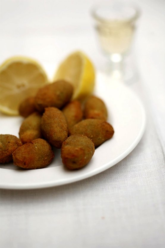 Stuffed olives all'ascolana in the classic and ort