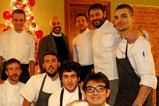 Davide Palluda between Niko Romito and Ugo Alciati at the end of a lunch that took place a few days ago at All'Enoteca to celebrate the chef from Abruzzo (photo by Bruno Murialdo)