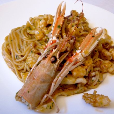 Gli Spaghetti ai frutti di mare alla lampada, uno dei piatti simbolo di Angelo Paracucchi (1929-2004) alla Locanda dell'Angelo