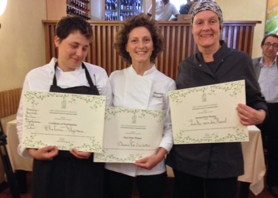 Alla prima edizione, domenica 22 giugno 2014, di The vegetarian chance al ristorante Joia di Milano, la giuria ha premiato tre cuoche per un podio tutto al femminile. Da sinistra verso destra: Antonia Klugmann, Daniela Cicioni, la vincitrice, e l'olandese Femke van den Heuvel, seconda classificata. Sullo sfondo, a destra, Gabriele Eschenazi